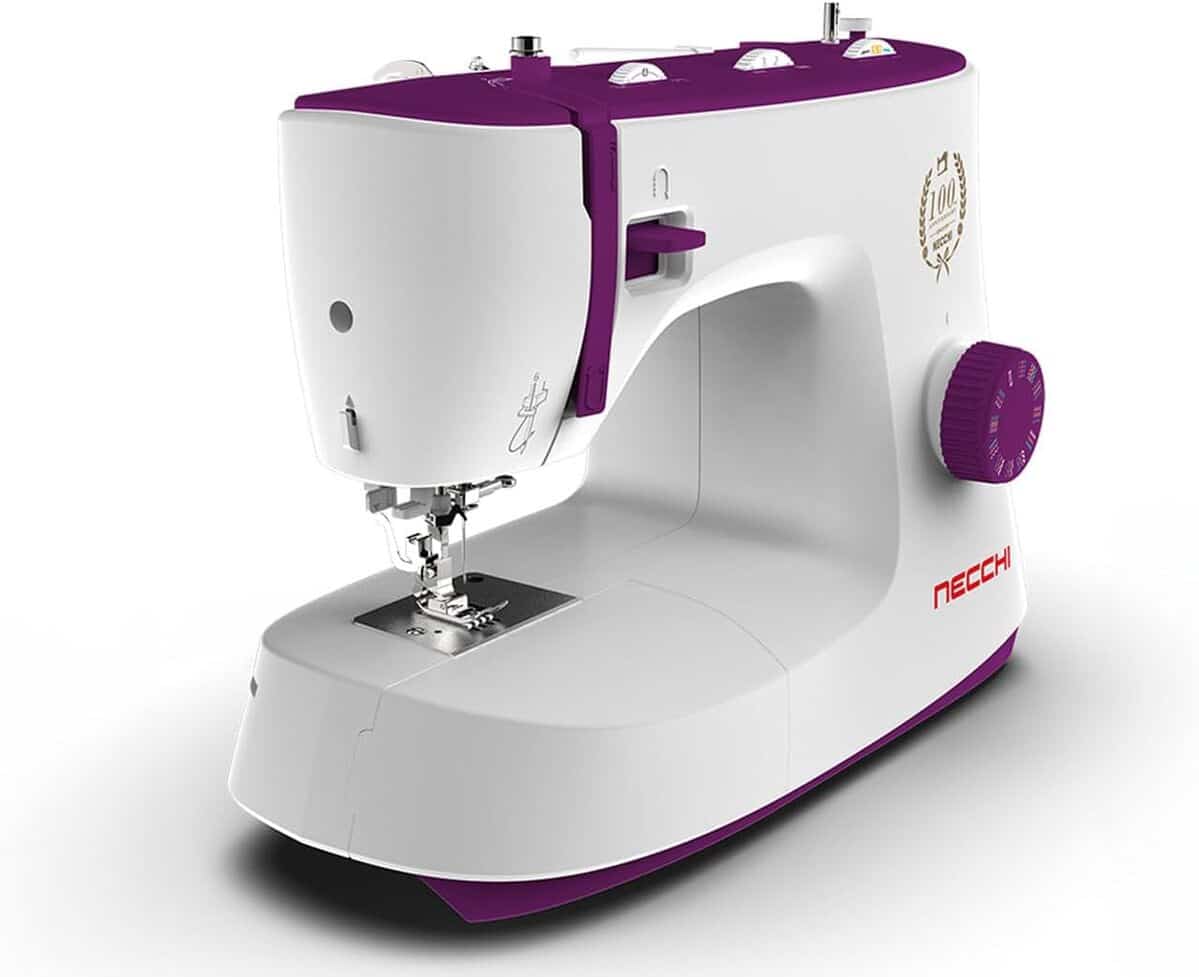 Test de la machine à coudre Necchi K132A violette