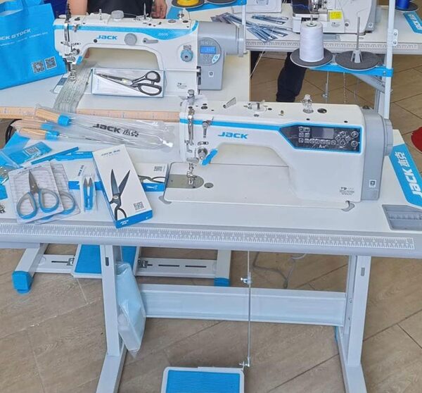 Machine à coudre industrielle JACK A4E de Konsew en Métal Blanc, Bleu