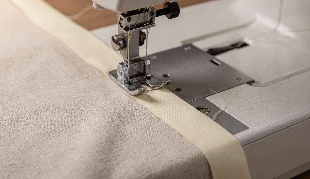 Les astuces du ruban adh&eacute;sif pour guider le tissu