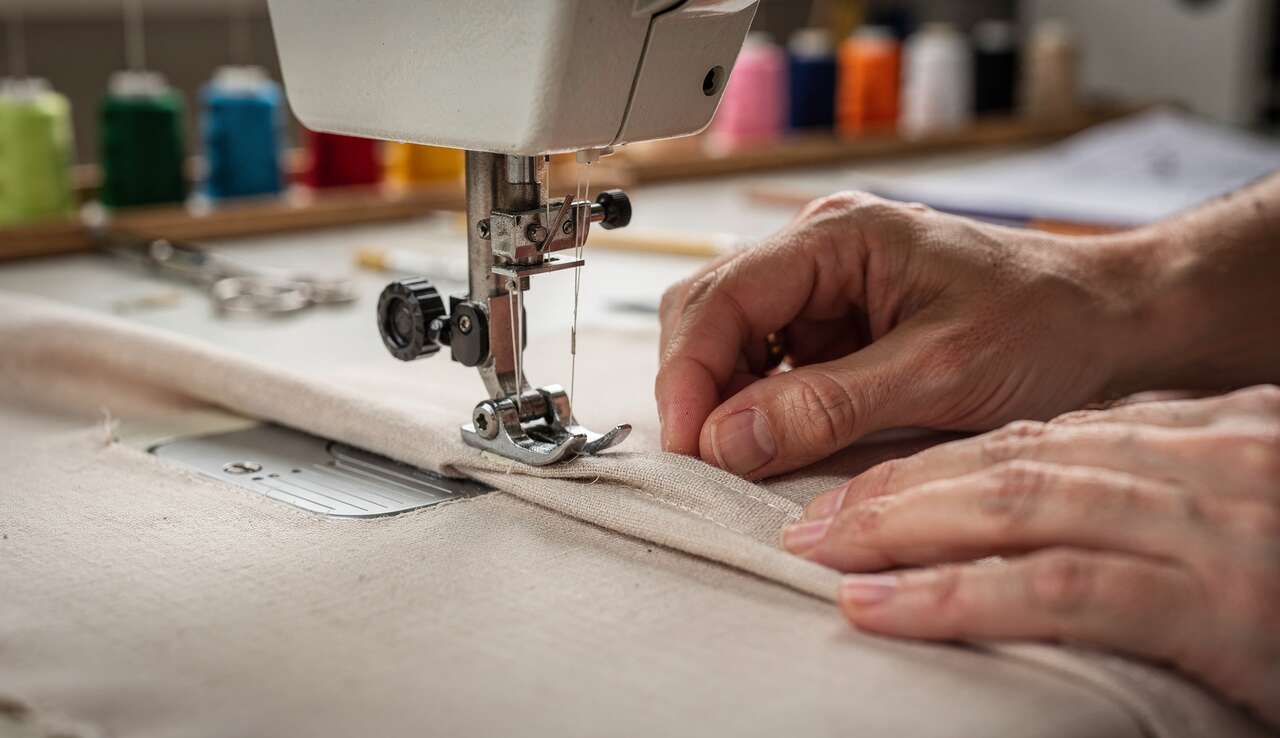 Utilisation du pied de biche pour des ourlets parfaits