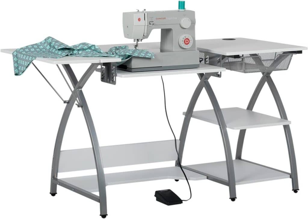 Test de la table de couture Sew Ready Comet Plus avec tiroir et étagères