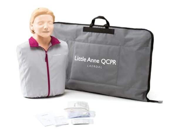Découvrez notre test détaillé du mannequin Laerdal Little Anne CPR pour un entraînement réaliste au secourisme, renforcez vos compétences dès aujourd'hui.