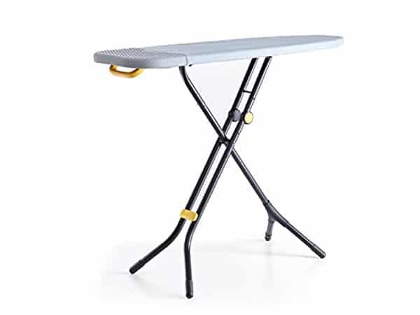 Découvrez notre avis sur la table de repassage Joseph Joseph Glide avec ses pieds compacts et son support intégré, idéale pour un gain de place et une expérience optimale.
