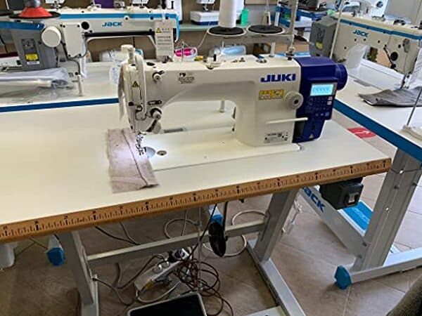 Découvrez notre test détaillé de la machine à coudre JUKI 7000 automatique grise : caractéristiques, avantages et performances pour tous les niveaux de couture. 