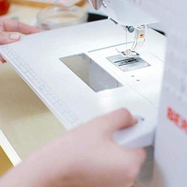 Découvrez notre test détaillé de la Bernina 325 : caractéristiques, performances et avantages pour débuter la couture avec une machine fiable et facile à utiliser. 