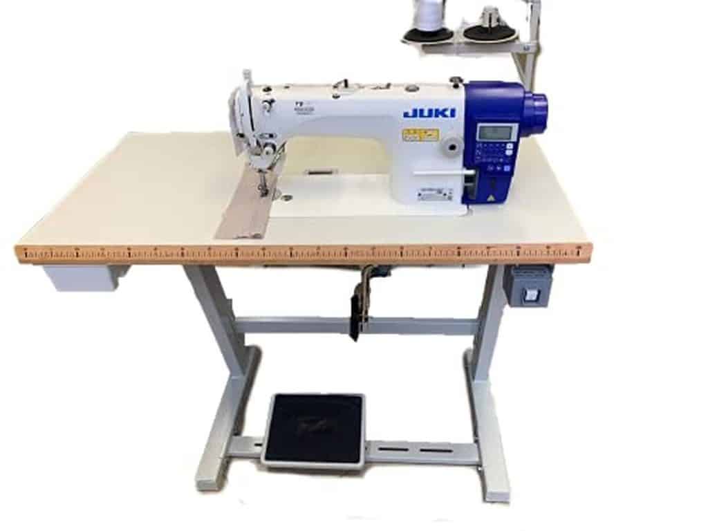 Test de la machine à coudre JUKI 7000 automatique grise