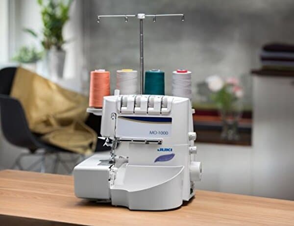 Découvrez notre test détaillé de la surjeteuse Juki MO-1000 avec enfilage automatique. Performances, avantages et avis pour bien choisir votre machine à coudre. 