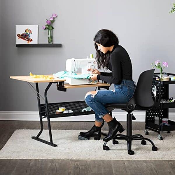 Découvrez notre test détaillé de la table de couture en érable 13368 : plateau réglable, qualité et performance pour les couturières exigeantes. 