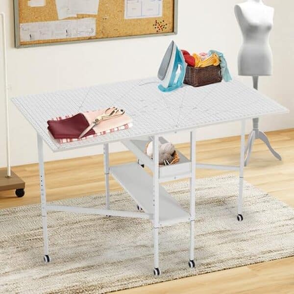 Découvrez notre test détaillé de la table de couture pliable EROMMY : efficacité, avantages et solutions de rangement optimal pour votre atelier de couture. 