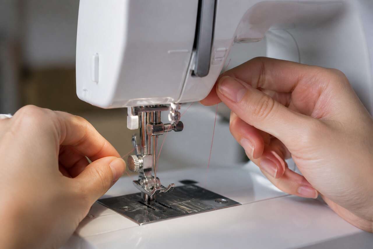 Enfilage du fil sur machine à coudre électronique : guide pratique