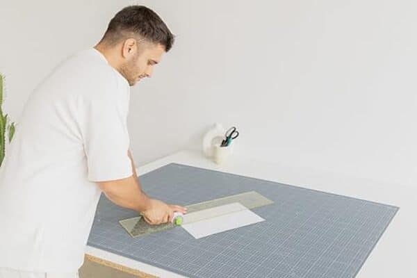 Découvrez notre test détaillé du tapis de découpe A0 Elan auto-cicatrisant 90x120 cm : qualité, performances et avis complets pour choisir le meilleur tapis.